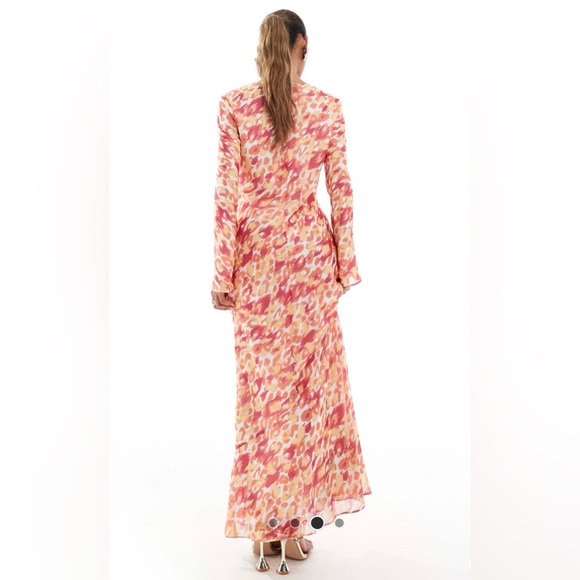 Chiffon: sheer, lightweight fabric with a grainy feel

Main: 100% Polyester. - Picture 2 of 7